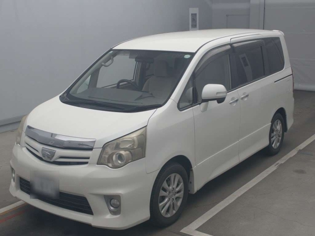 TOYOTA NOAH 2011