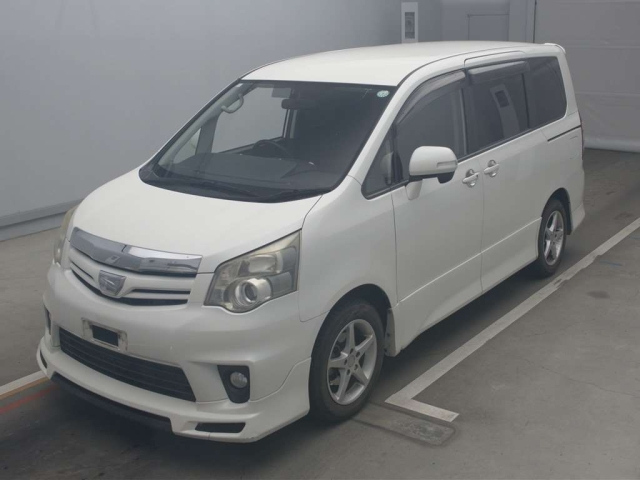 TOYOTA NOAH 2013