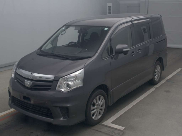 TOYOTA NOAH 2013