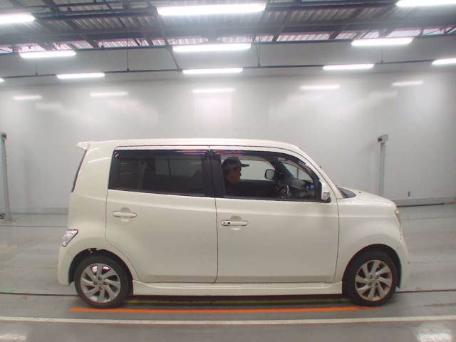 TOYOTA BB 2010