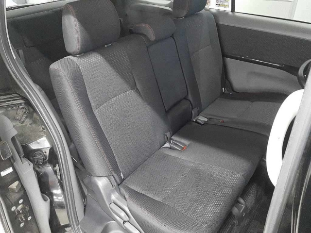 TOYOTA ISIS 2010