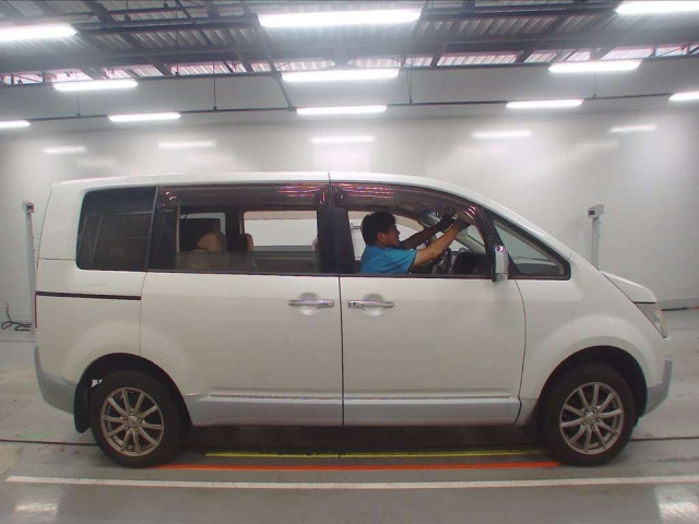 MITSUBISHI DELICA D5 2009