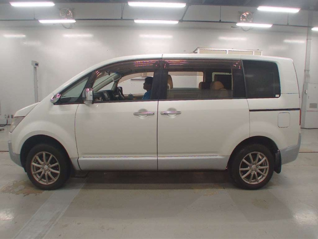 MITSUBISHI DELICA D5 2009