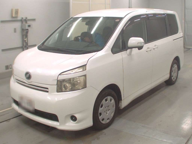 TOYOTA VOXY 2010