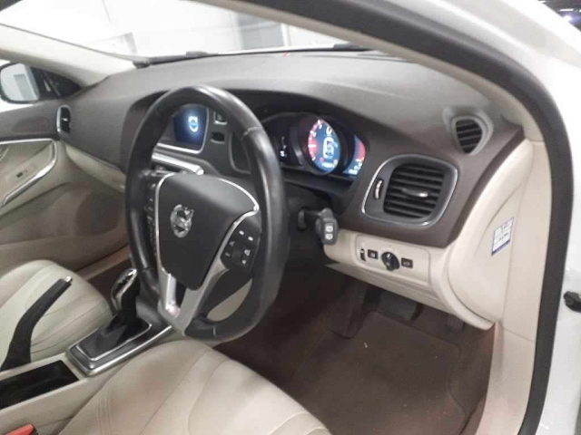 VOLVO V40 2015