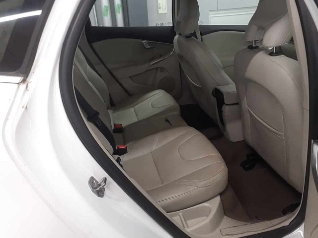 VOLVO V40 2015