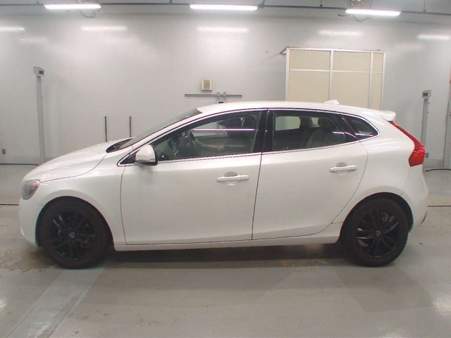 VOLVO V40 2015