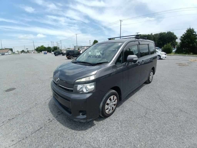 TOYOTA VOXY 2010