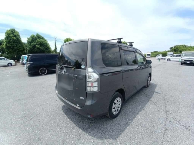 TOYOTA VOXY 2010