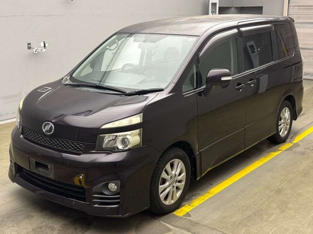 TOYOTA VOXY 2010