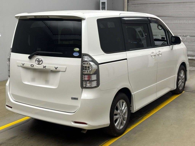 TOYOTA VOXY 2011