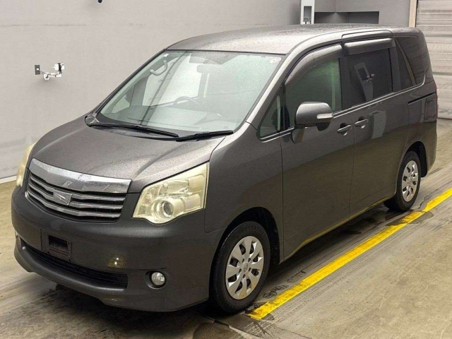 TOYOTA NOAH 2010