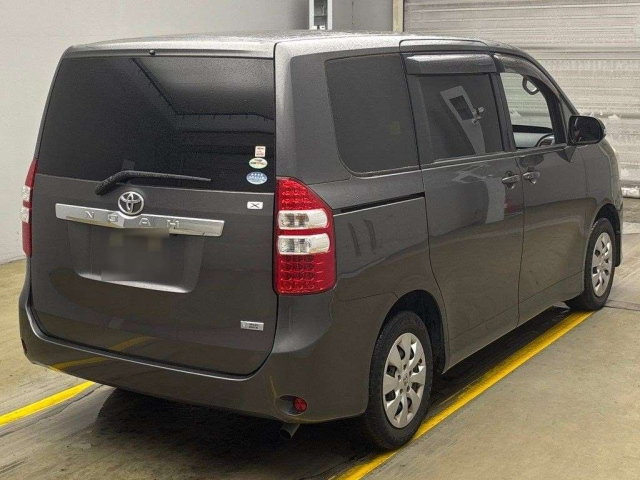 TOYOTA NOAH 2010