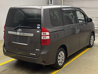 TOYOTA NOAH 2010