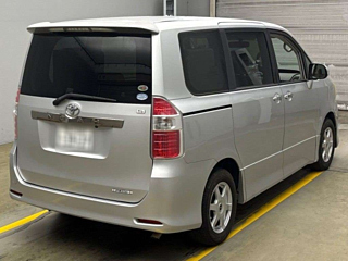 TOYOTA NOAH 2009
