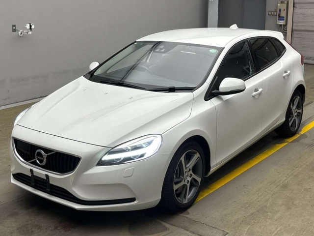 VOLVO V40 2018