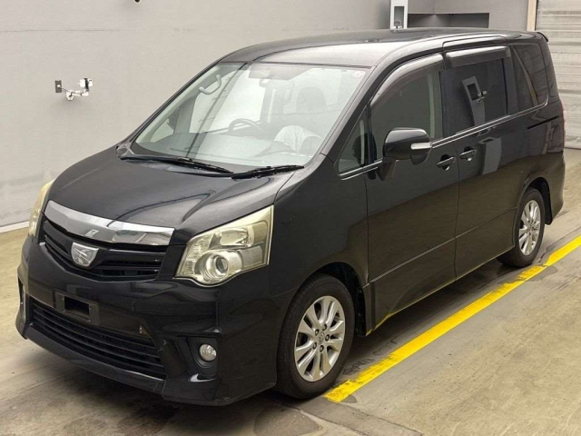 TOYOTA NOAH 2010