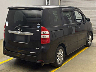 TOYOTA NOAH 2010