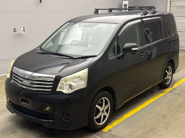 TOYOTA NOAH 2010