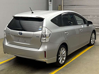 TOYOTA PRIUS ALPHA 2011