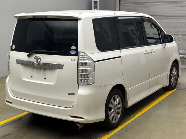TOYOTA NOAH 2010