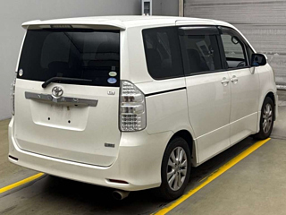 TOYOTA NOAH 2010