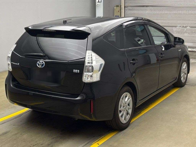 TOYOTA PRIUS ALPHA 2013