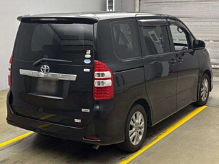 TOYOTA NOAH 2011