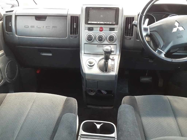 MITSUBISHI DELICA D5 2011