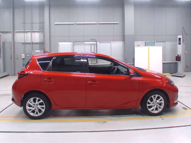TOYOTA AURIS 2016
