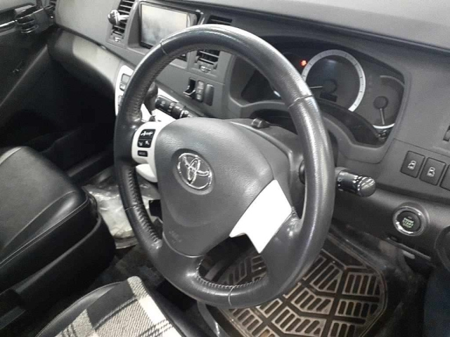 TOYOTA ISIS 2012