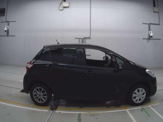 TOYOTA VITZ 2017