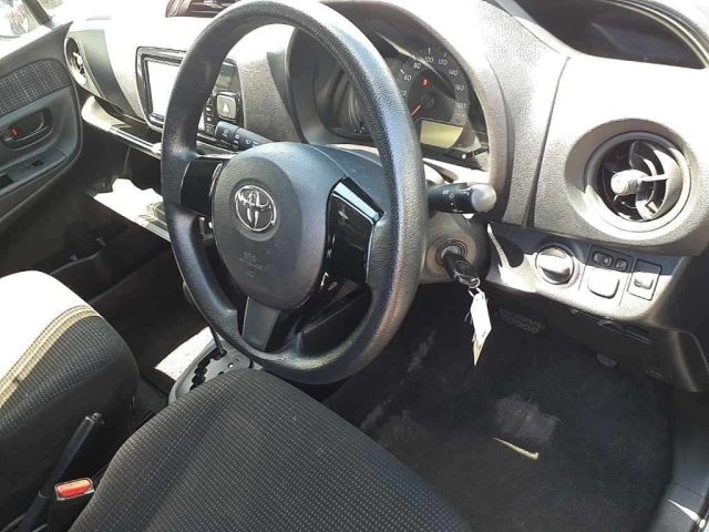 TOYOTA VITZ 2017