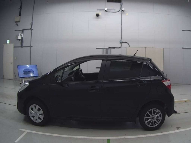 TOYOTA VITZ 2017