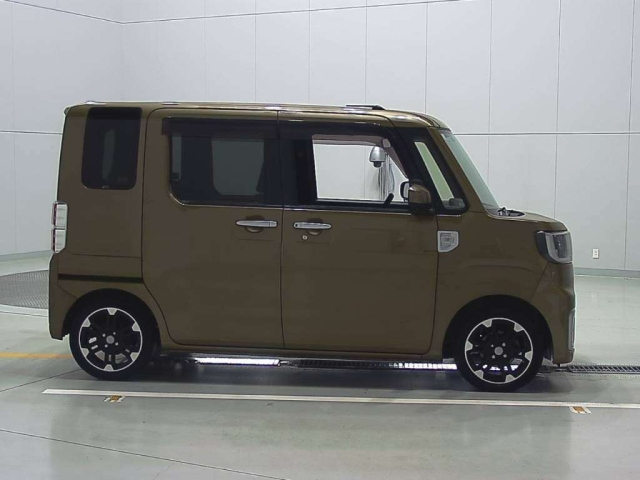 DAIHATSU WAKE 2015