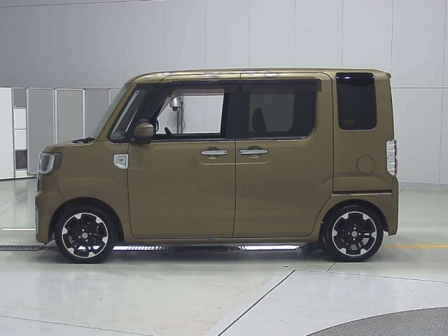 DAIHATSU WAKE 2015