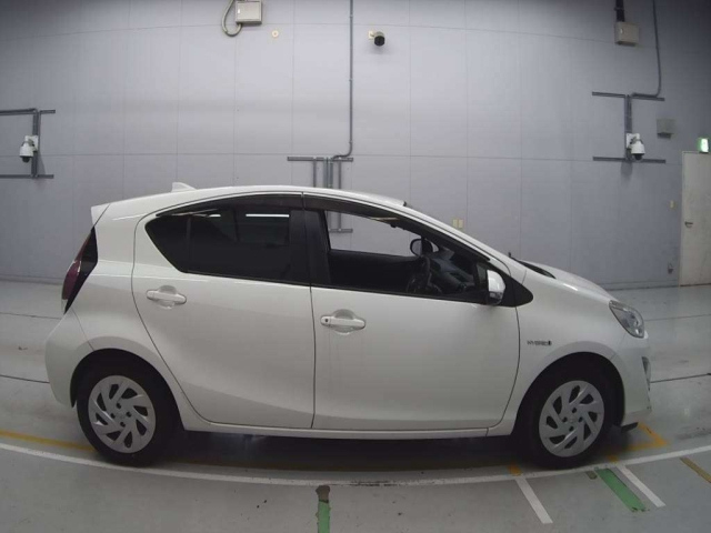 TOYOTA AQUA 2016