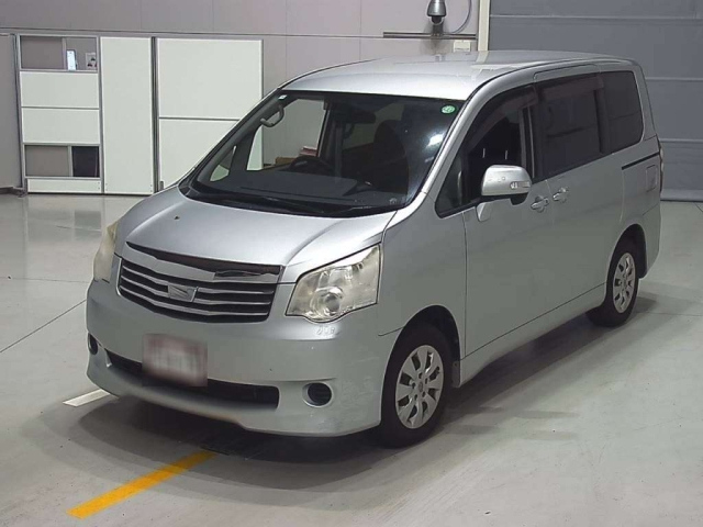 TOYOTA NOAH 2013
