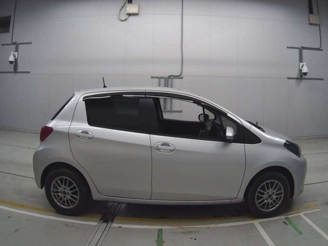 TOYOTA VITZ 2016