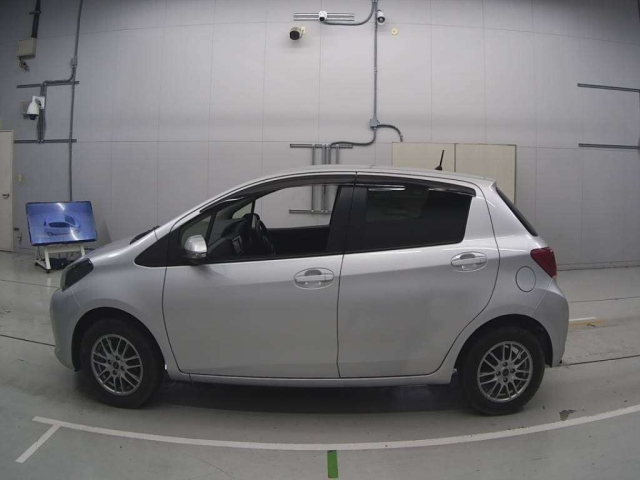 TOYOTA VITZ 2016
