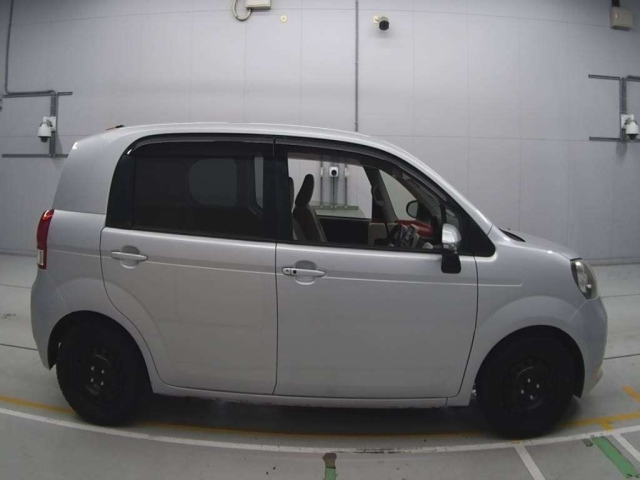 TOYOTA PORTE 2012