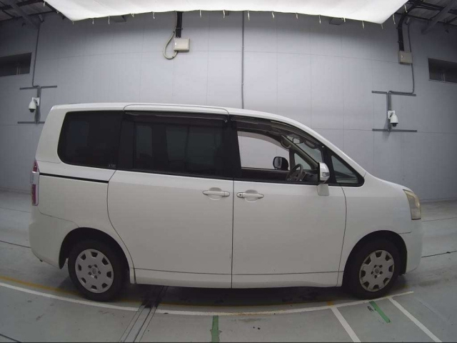 TOYOTA NOAH 2009