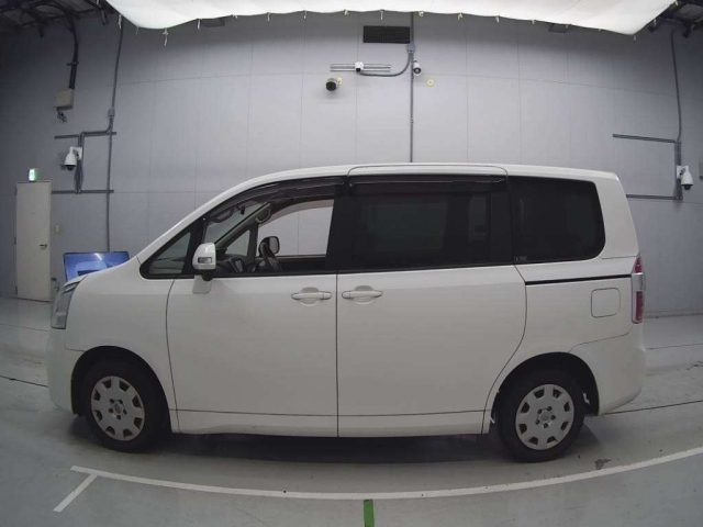 TOYOTA NOAH 2009