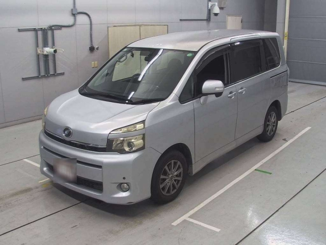 TOYOTA VOXY 2010