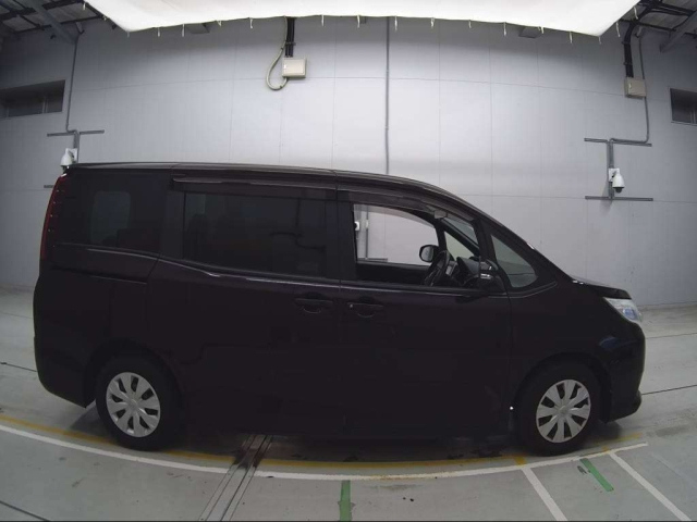 TOYOTA NOAH 2014