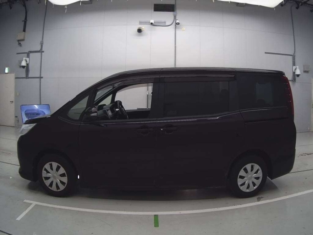 TOYOTA NOAH 2014