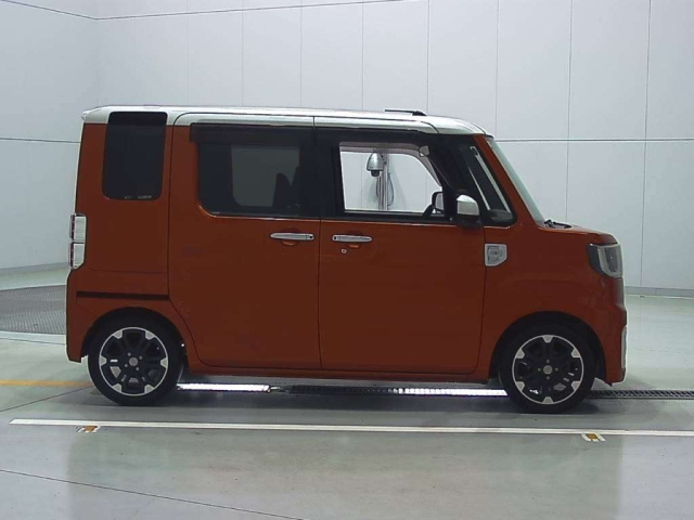 DAIHATSU WAKE 2015