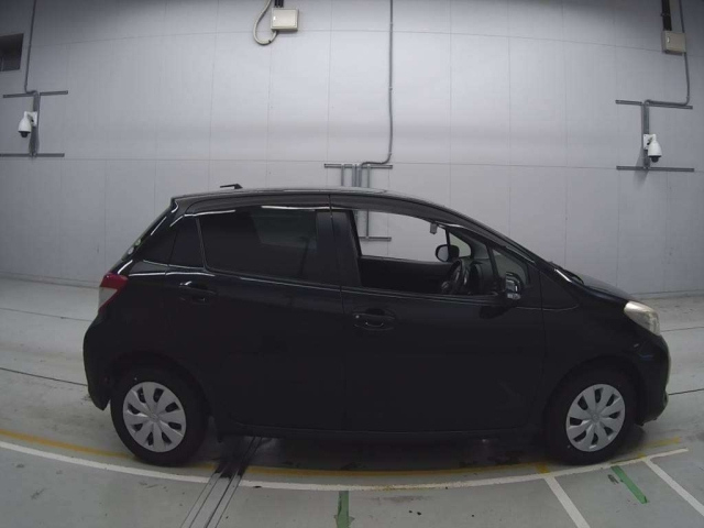 TOYOTA VITZ 2013