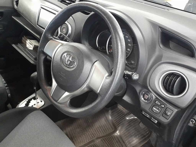 TOYOTA VITZ 2013