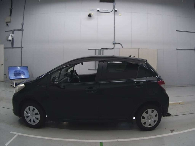 TOYOTA VITZ 2013